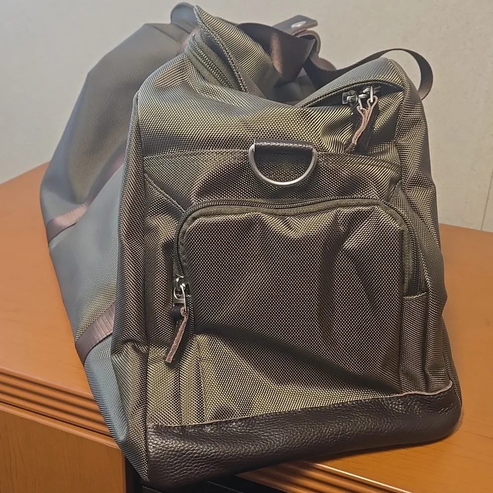 NWT Abercrombie & Kent Large Travel Safari Army Green And Brown Duffle Bag